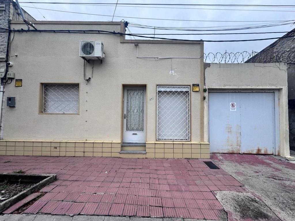 Casa con 2 dormitorios y garage.