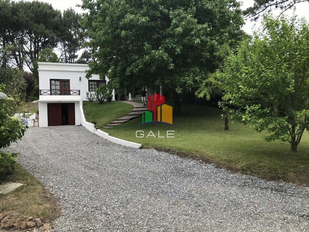 GRADABLE CASA EN ZONA MUY TRANQUILA Y ARBOLADA