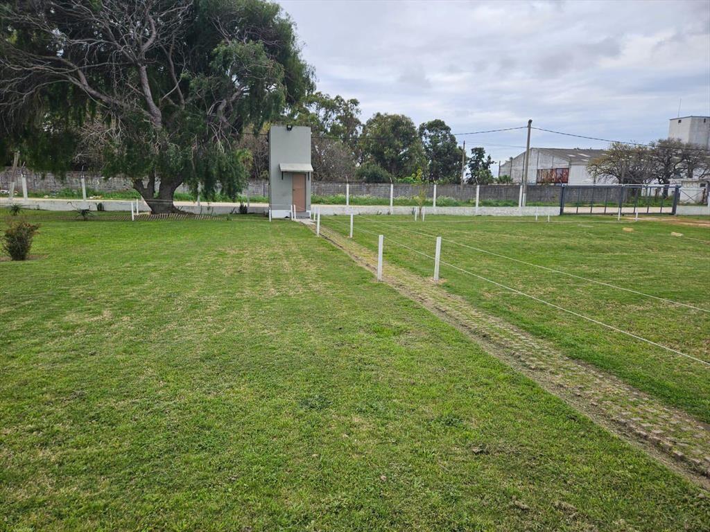 Cerro, proximo Rambla , 7400 m2 , 2740 m2 construídos !!