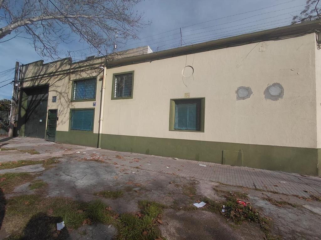 Venta Local Deposito en Brazo Oriental Ingreso Camiones Cám