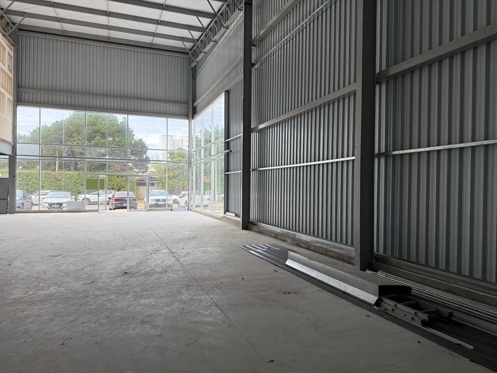 Alquiler local comercial esquinero de 234 m². Doble altura