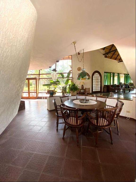 Alquiler Casa de 4 dormitorios + servicio con 3000m2 de par