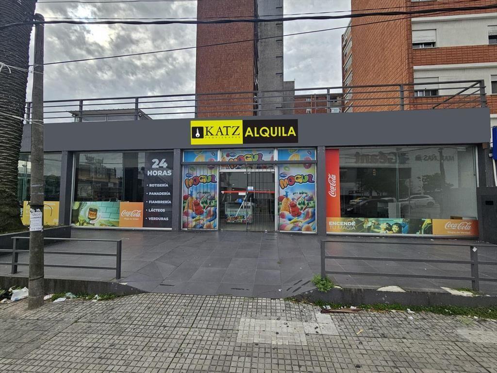 Luis Alberto de Herrera, esquina, frente Nuevocentro, 375 m