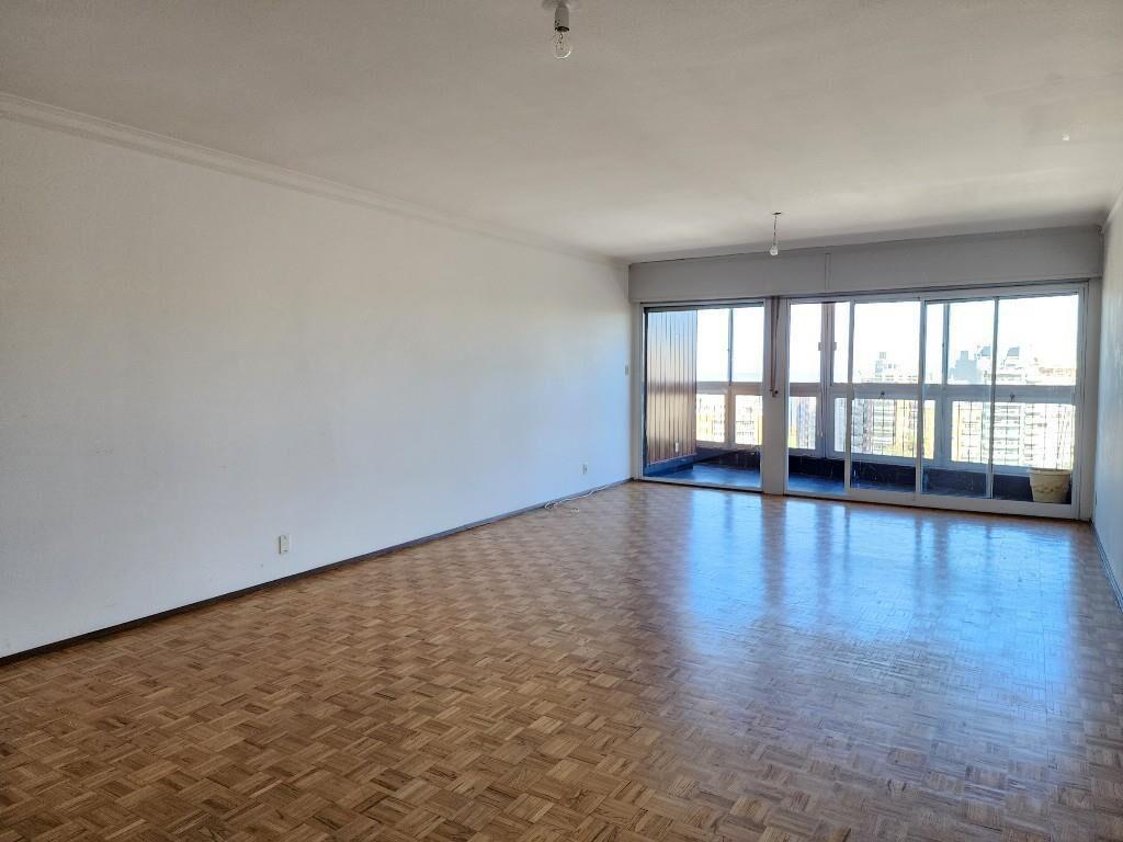 Excelente planta en con vista despejada al parque