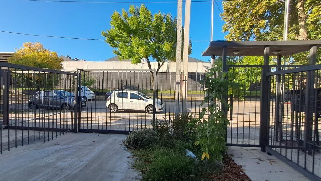 Con jardín y espacio de estacionamiento