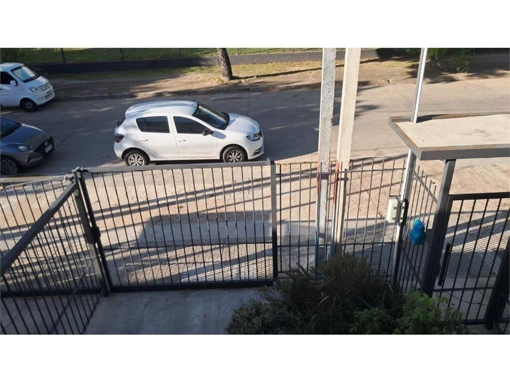 Independiente al frente con jardín y estacionamiento