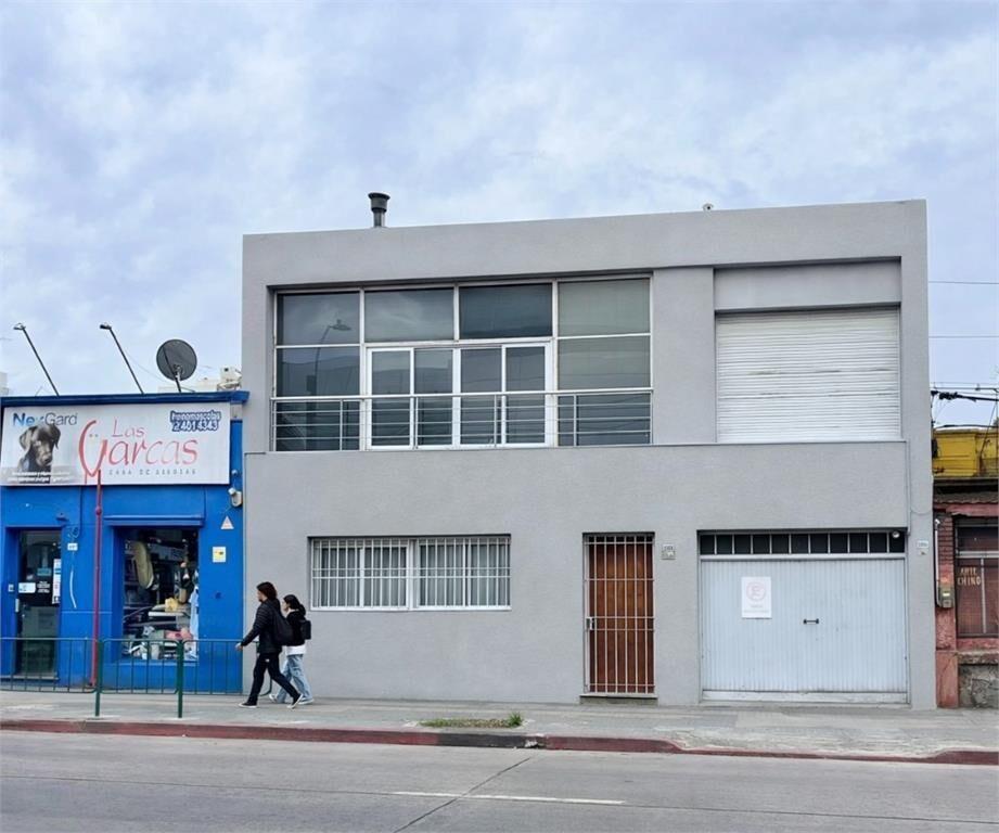 L & M VENDE: ESTRATÉGICA UBICACIÓN COMERCIO/VIVIENDA.-