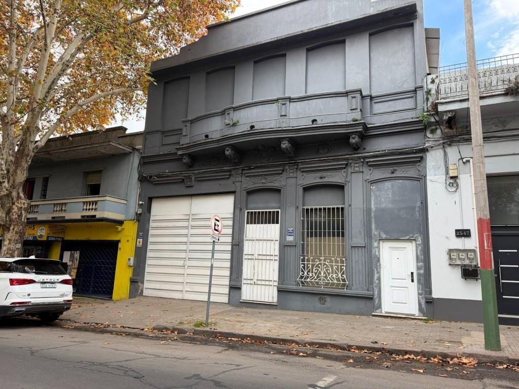 DIRI SAN MARTIN Y C. REYLES - 600M2 CONSTR- ENTRADA CAMIONES