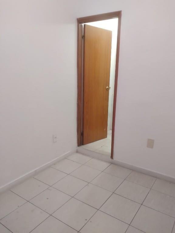 POCITOS, ideal oficina , estudio, al frente, con baño,