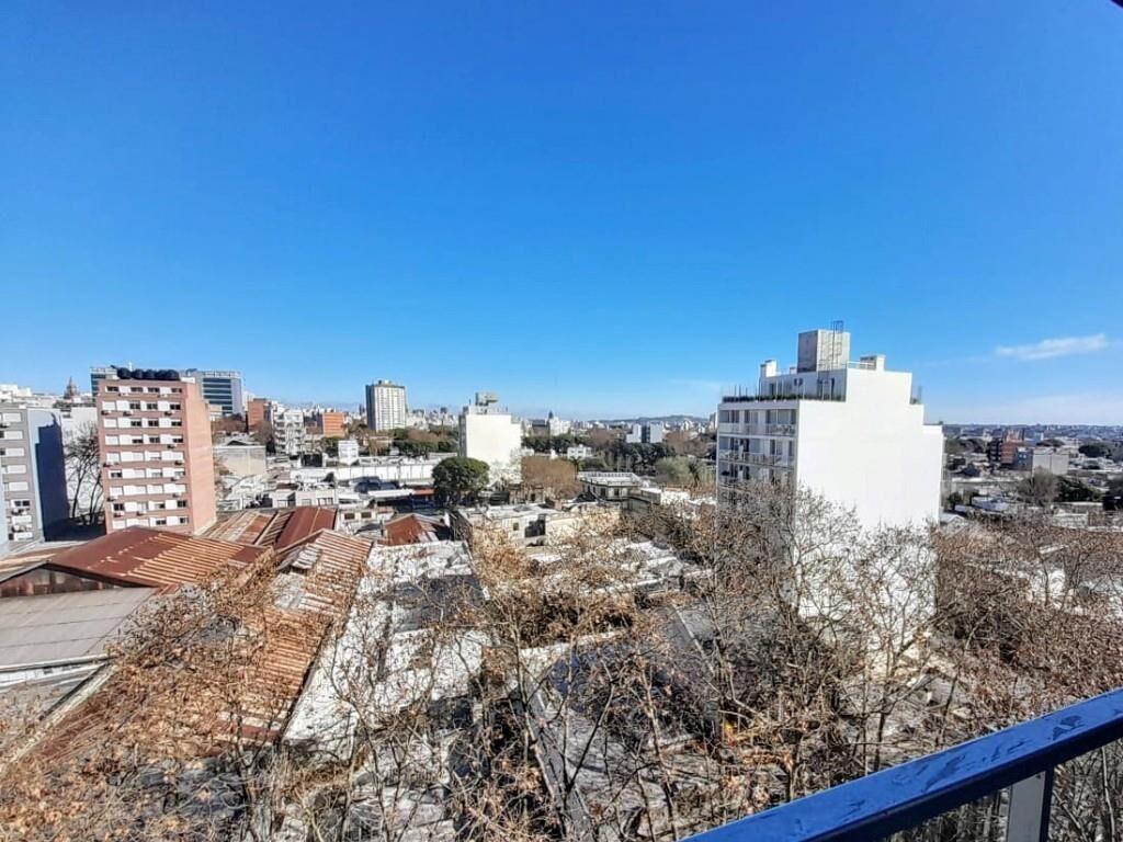 Muy cómodo al frente con terraza en piso alto