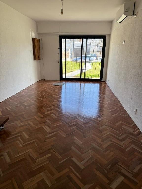Casa esquina reciclada en 3 plantas, zona del Liceo Damaso!