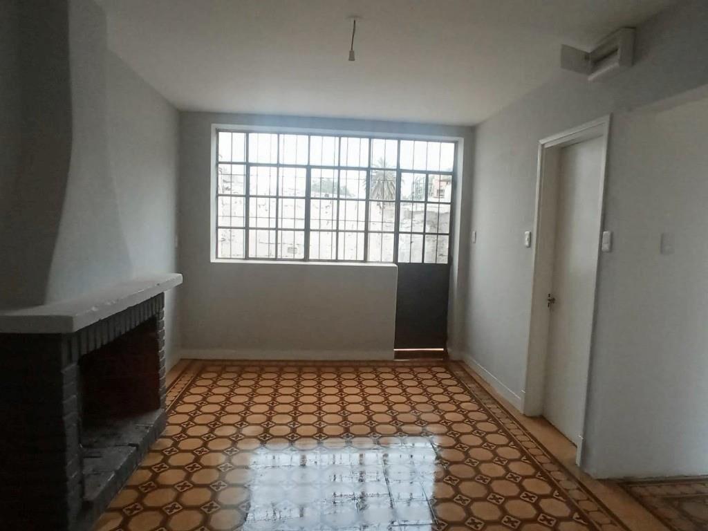 4 dorm, 2 baños, casa de altos con patio y balcones