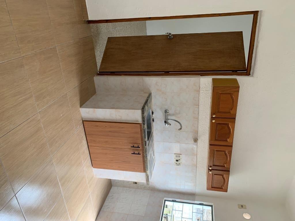 Apartamento remodelado a nuevo, con cochera.