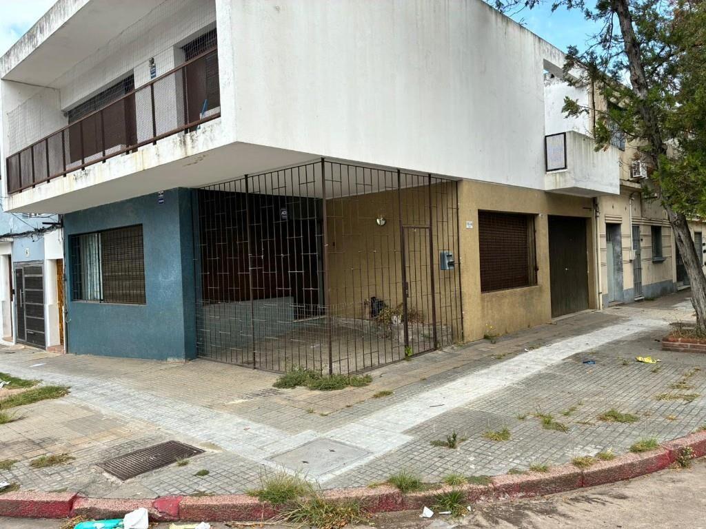 Vende Casa esquina 2 plantas.