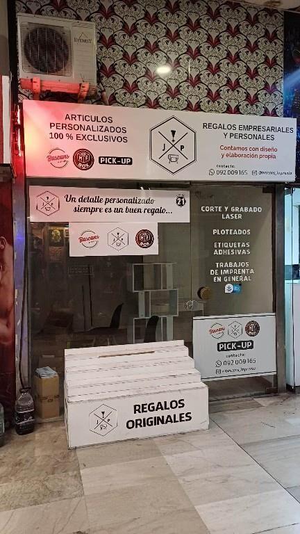 Buen Local Galería Del Virrey A Metros De 18 Julio!!