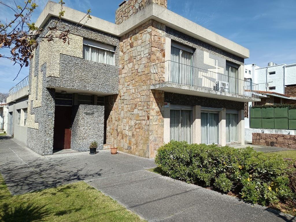 PADRÓN ÚNICO, EXCELENTE CASA EN 2 PLANTAS EN PUNTA GORDA