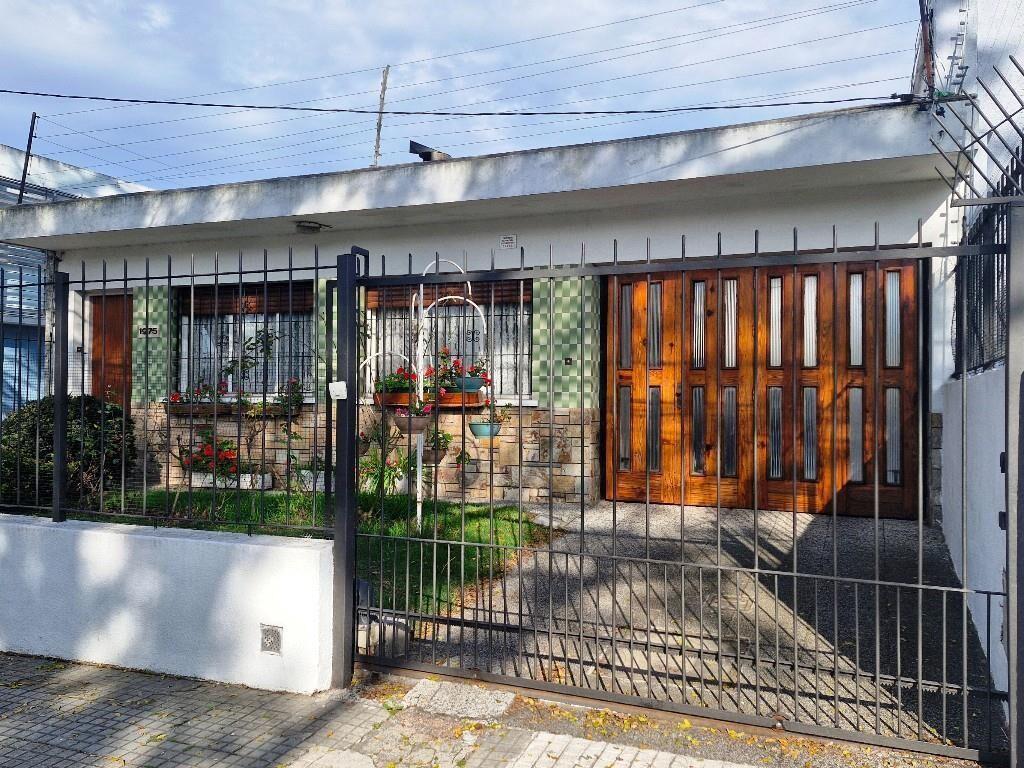 DUEÑO VENDE CASA EXCELENTE CON GRAN FONDO CON FRUTALES