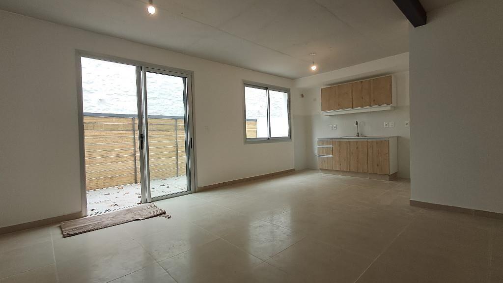 INDEPENDIENTE TIPO CASA DUPLEX CON PATIO