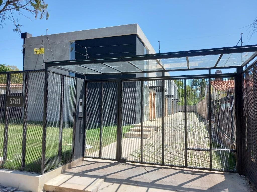 Venta Casa con Renta en Complejo Cerrado con Patio y Cochera