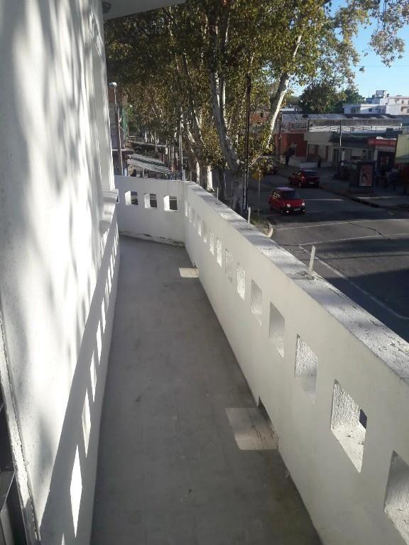 Se Alquila Casa De Altos, En 1° Piso Todo Al Frente, 1 Dorm
