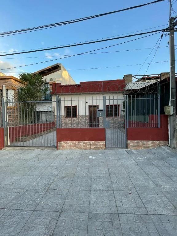 Casa 2 Dormitorios, garage, Jardín Y Fondo