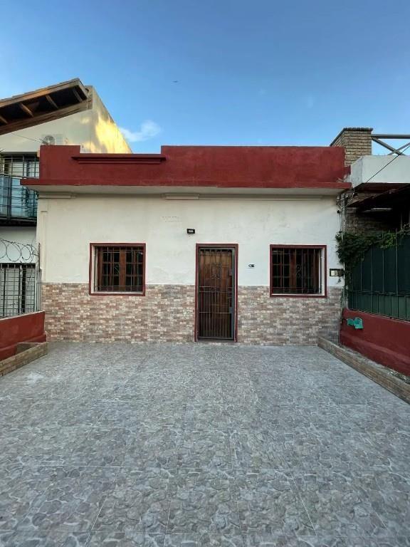Casa 2 Dormitorios, garage, Jardín Y Fondo