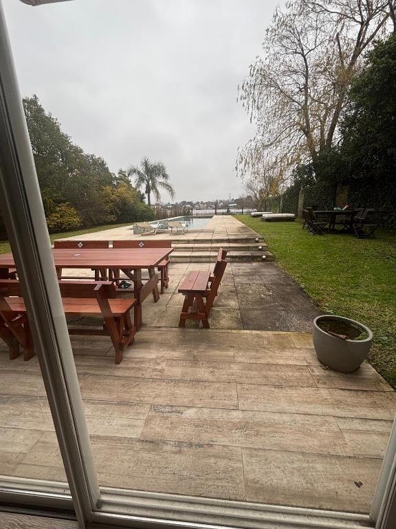 Excelente casa avda de las Américas,con fondo al lago