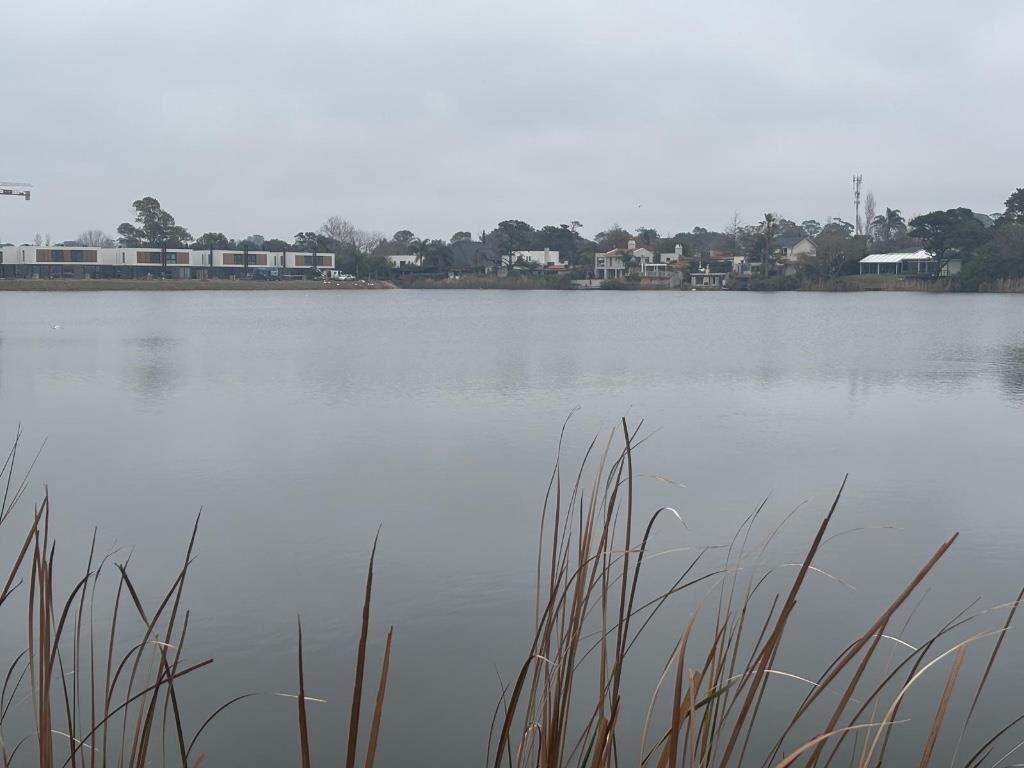 Excelente casa avda de las Américas,con fondo al lago