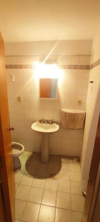 Monoambiente. Pisos nuevos. Baño completo. muy luminoso