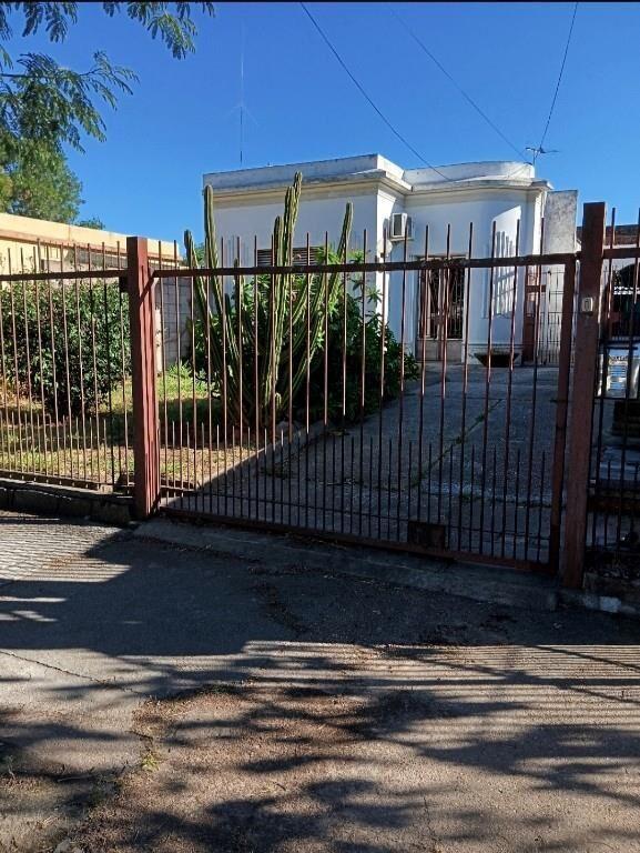 Hermosa Casa con Gran Potencial. Jardin. Fondo. Cocheras