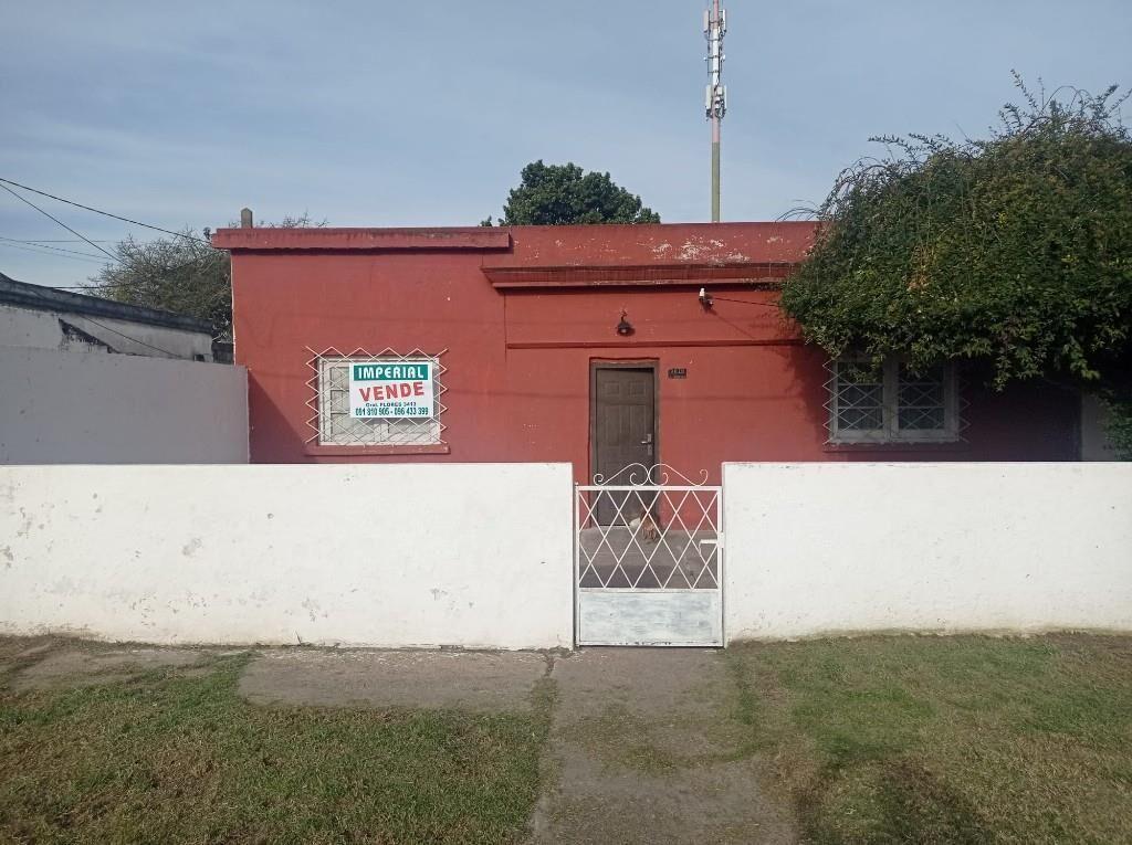 IMPERIAL VENDE..P/UNICO CASA 2 DORM. Y DOS APTOS DE 1 DORM.