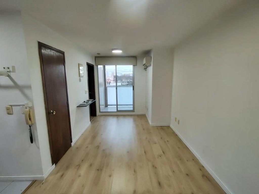 1 dormitorio con garage incluído, balcón. PARQUE RODO