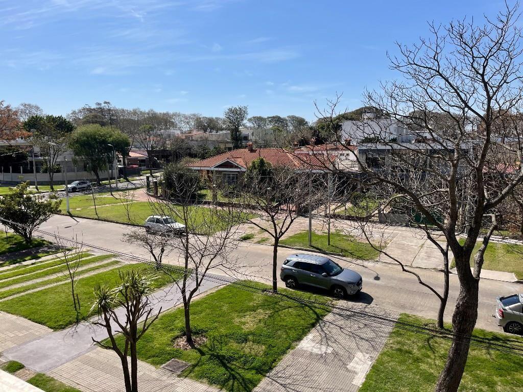 Alquilo Apartamento en Malvin de 3 dormitorios, cochera