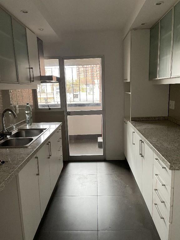 Alquilo Apartamento en Malvin de 3 dormitorios, cochera