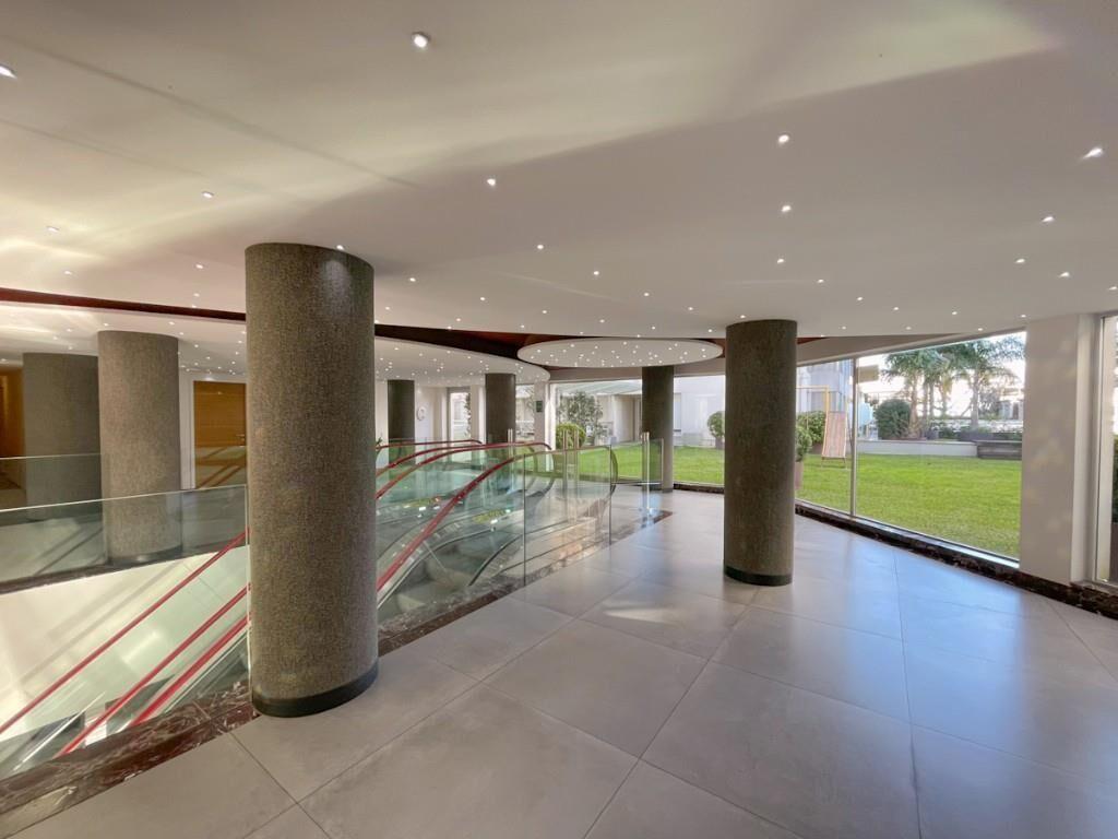 Apartamento En Alquiler, 1 Dormitorio, Garage, Piso 5, Tres