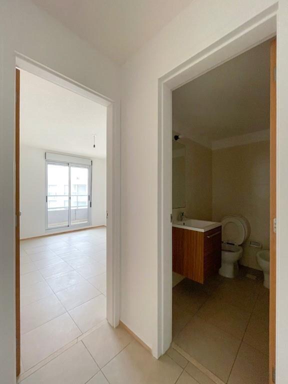 Apartamento En Alquiler, 1 Dormitorio, Garage, Piso 5, Tres