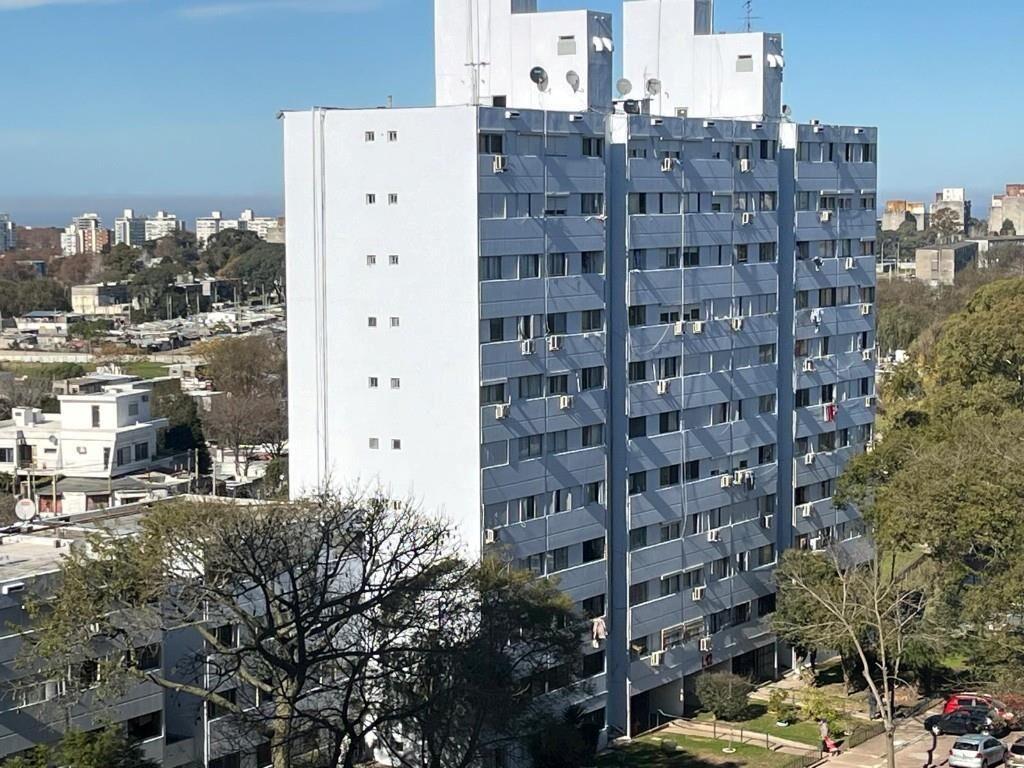 Apto. 3 dormitorios, piso alto.