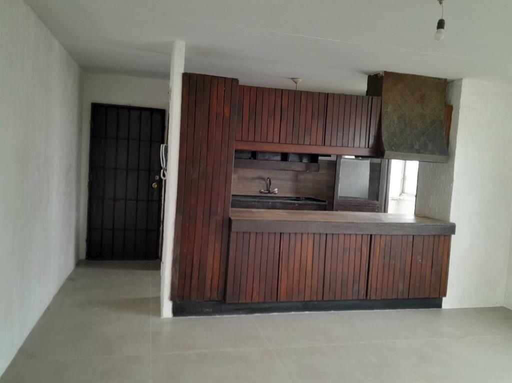 Apto. 3 dormitorios, piso alto.