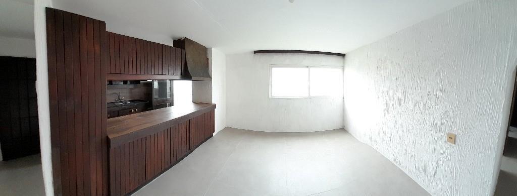 Apto. 3 dormitorios, piso alto.