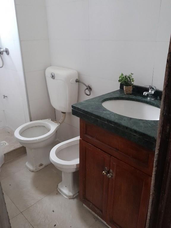 Apto. 3 dormitorios, piso alto.