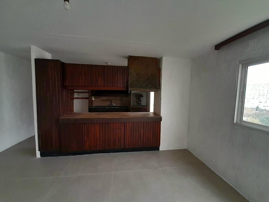 Apto. 3 dormitorios, piso alto.