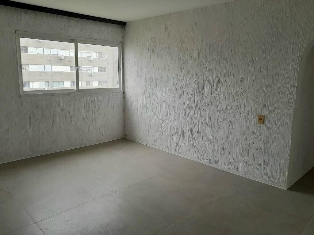 Apto. 3 dormitorios, piso alto.