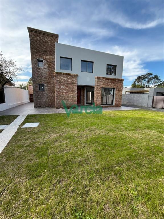 Casa en venta a estrenar en Lomas de Solymar 5 dormitorios