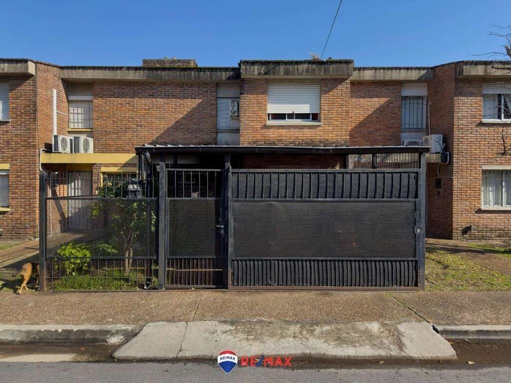 Casa Dúplex en zona este, 3 dormitorios y cochera.
