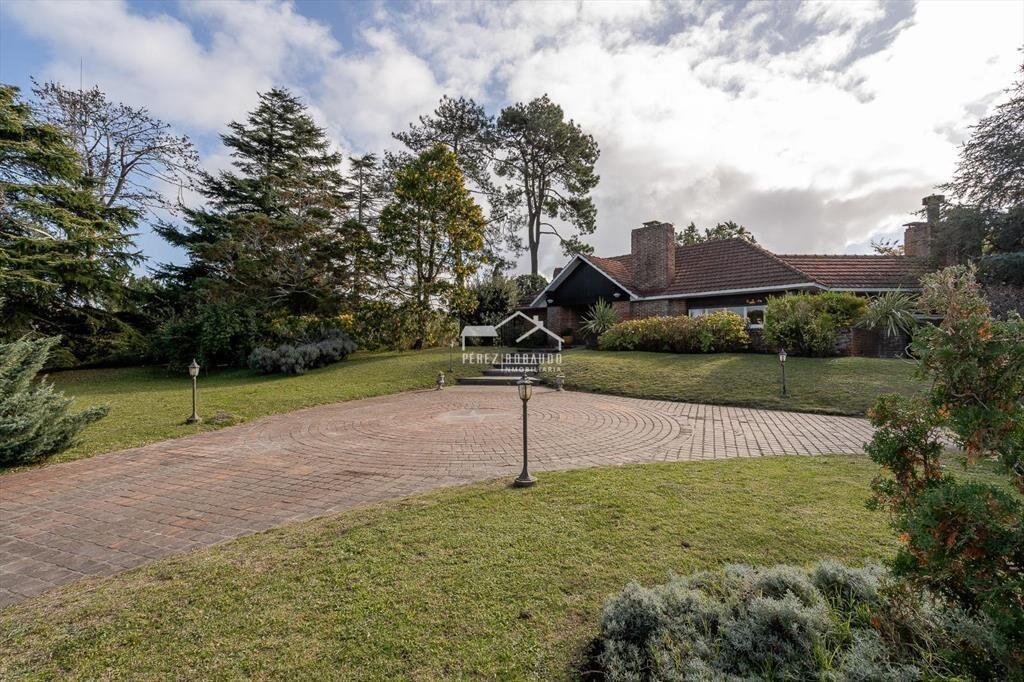 Hermosa casa de 5 dormitorios con gran parque, piscina, apa