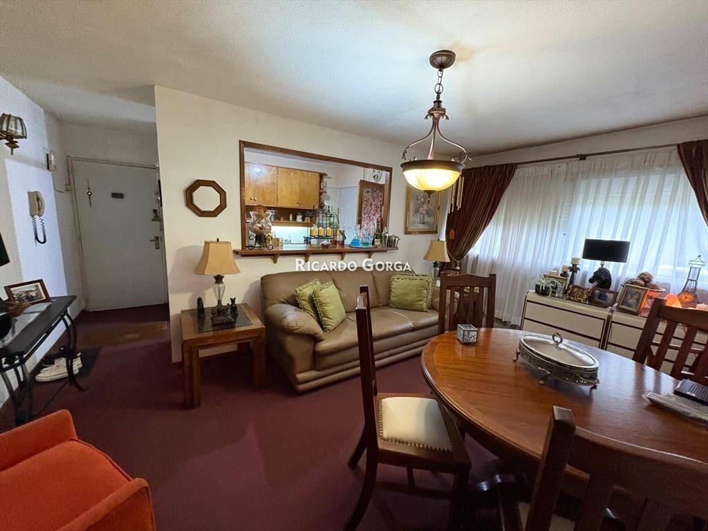 Apartamento venta 2 dormitorios y estacionamiento en Eus...