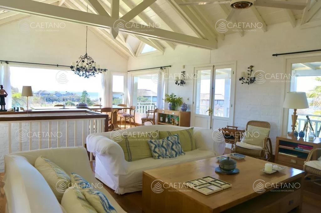 Venta casa 7 dormitorios. Punta Piedras,