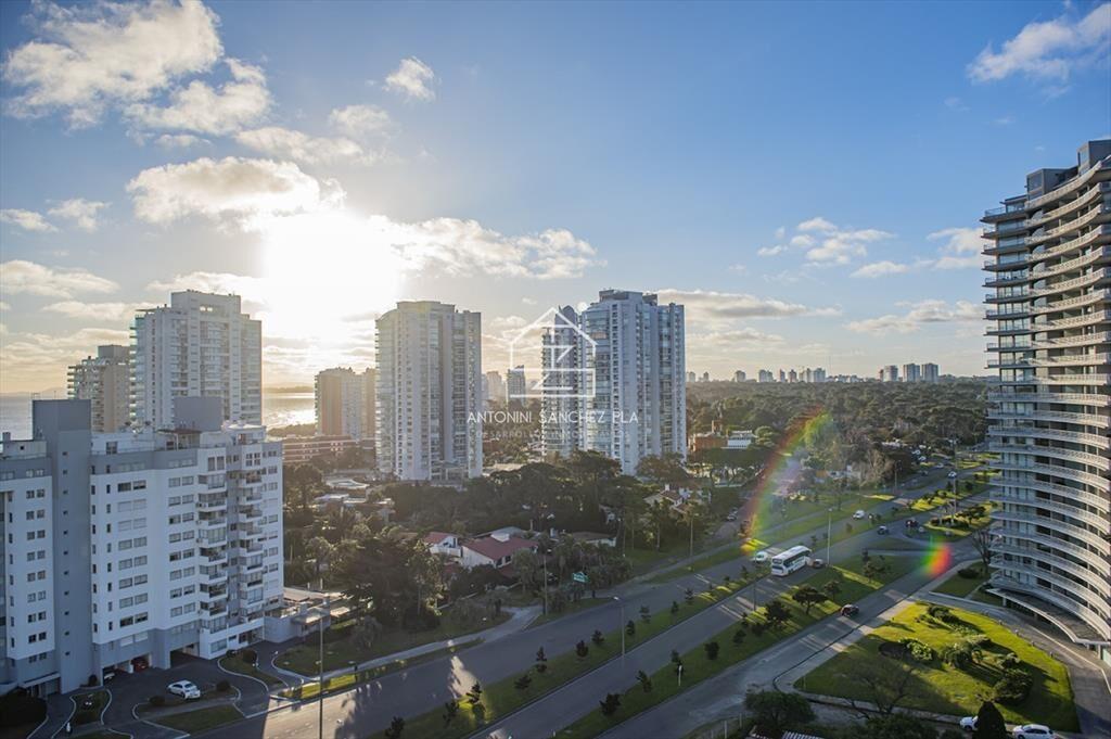En venta apartamento de 2 dormitorios en Punta del Este.
