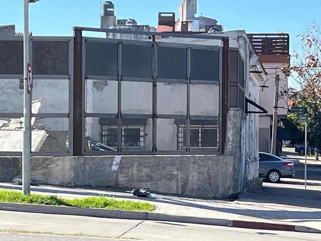 Terreno en esquina, L. A. de Herrera y Av Italia, 498 m2 !!