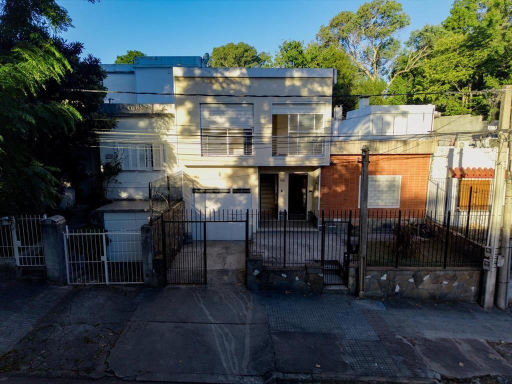 Venta de Casa al Frente con garaje doble, Barbacoa y patio